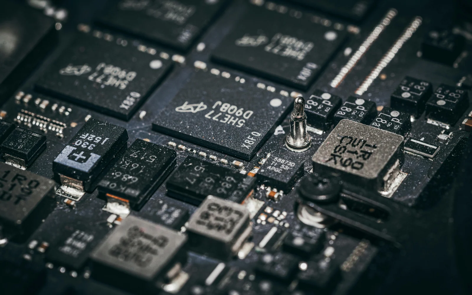 Integrated circuit packages and electronic components on a printed circuit board