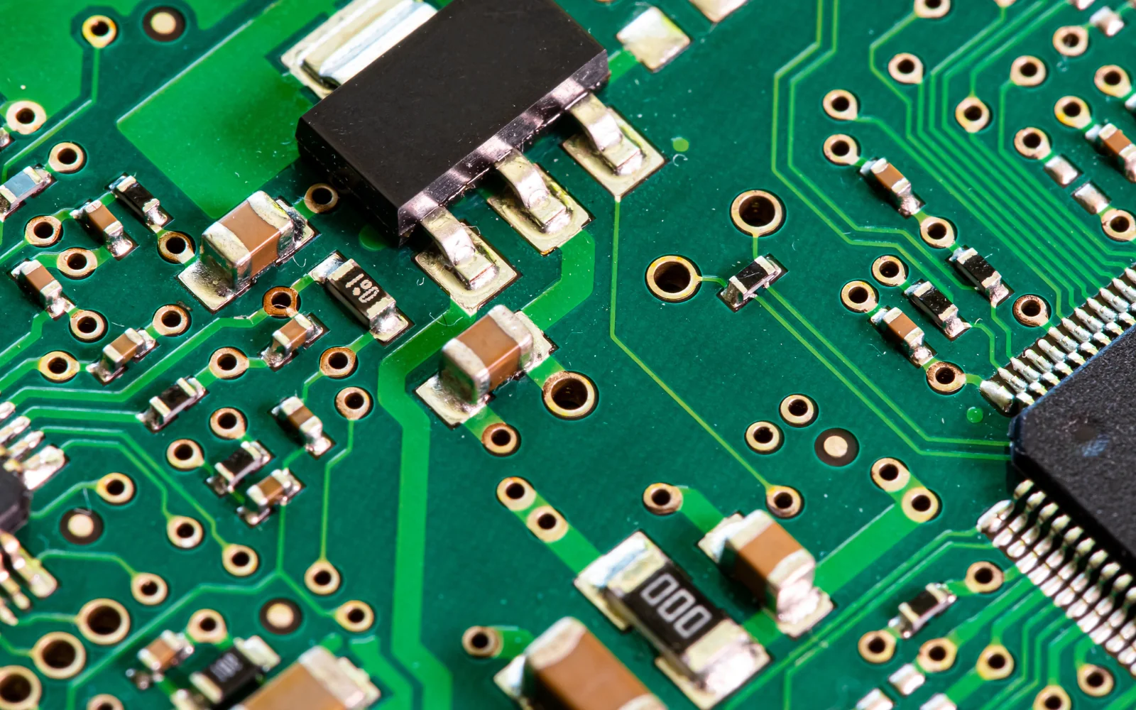 Board-level routing between integrated circuits and passive components